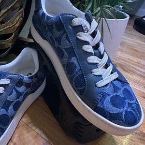 Coach low line Sig C Denim Blue and Cream Women's Sneakers (NWT)